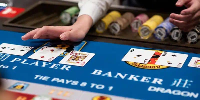 Người chơi Baccarat có thể cược vào ba cửa Player, Tie và Banker 
